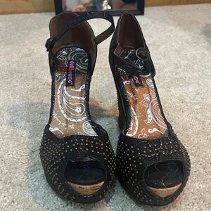 Dollhouse Women’s Kendra wedge heels